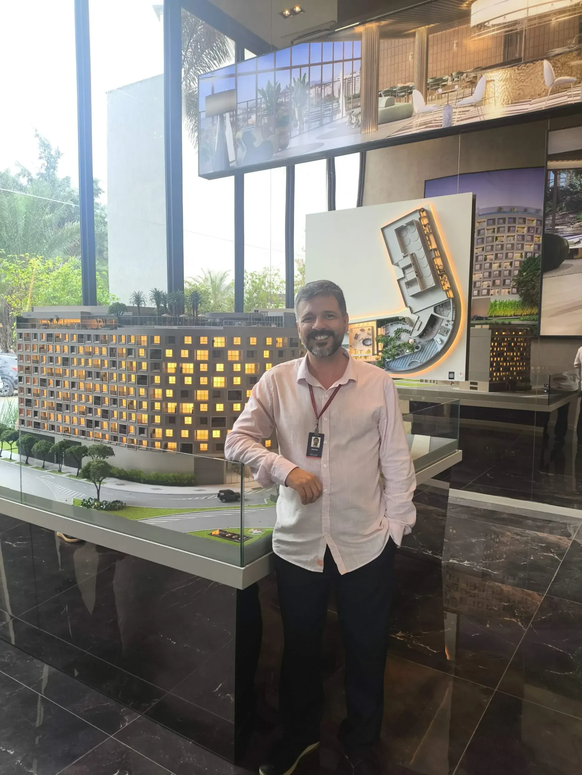 Corretor Halaim Claudio Cole no estande do In The Park Cidade Jardim
